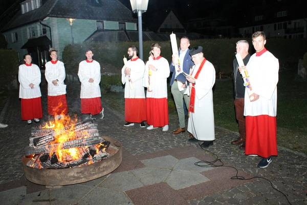Das Osterfeuer vor der Kirche St. Michael in Höchenschwand